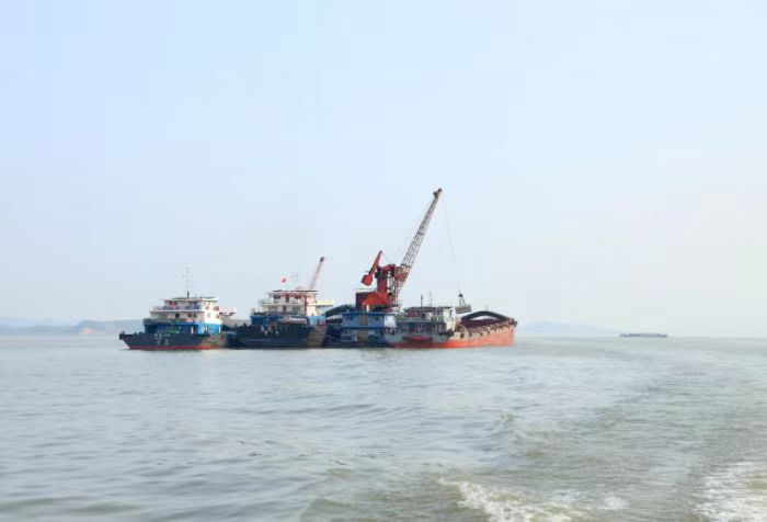 拓新公司水上貨物過駁中轉(zhuǎn)實現(xiàn)新突破